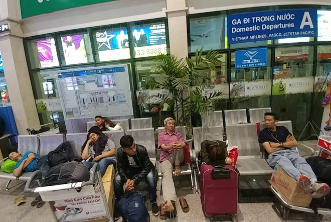 Nghìn người hành xác ở sân bay Tân Sơn Nhất rạng sáng 27 Tết Nghìn người hành xác ở sân bay Tân Sơn Nhất rạng sáng 27 Tết